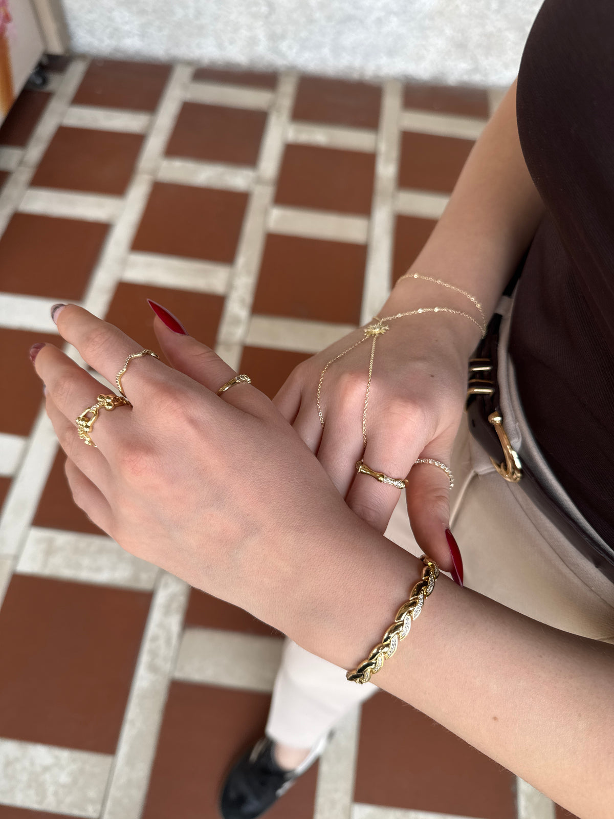 Gold Taş Detaylı Burgu Zincir Bileklik