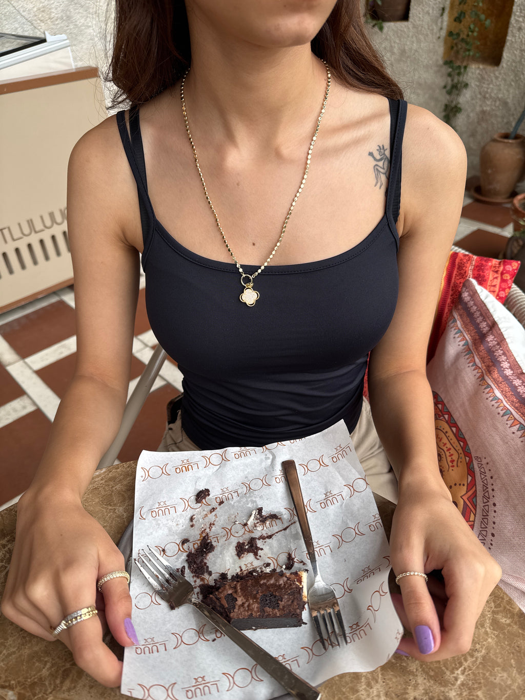 Taşlı Yonca Detaylı Kolye