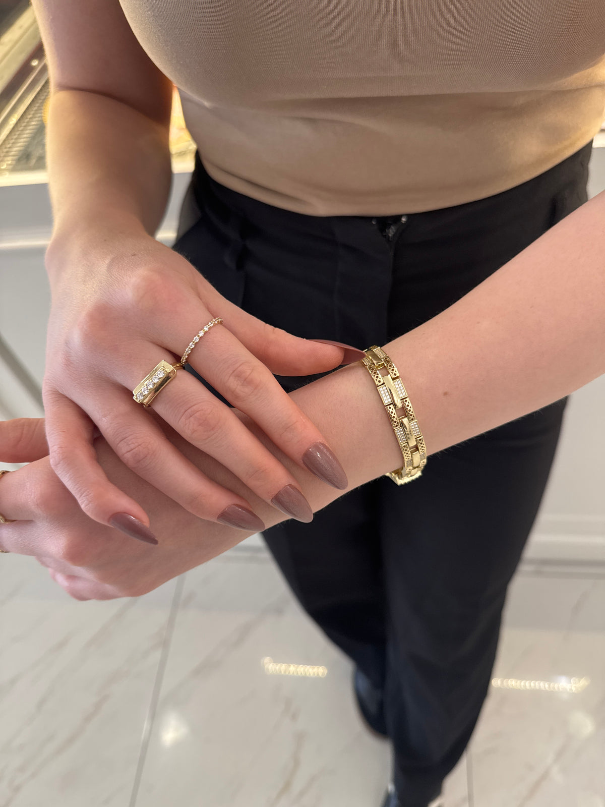 Gold Grek Desenli Taşlı Bileklik