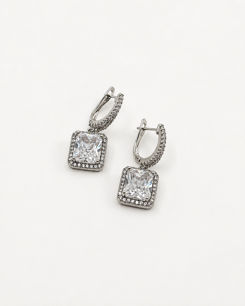Kare Taşlı Sallantılı Küpe