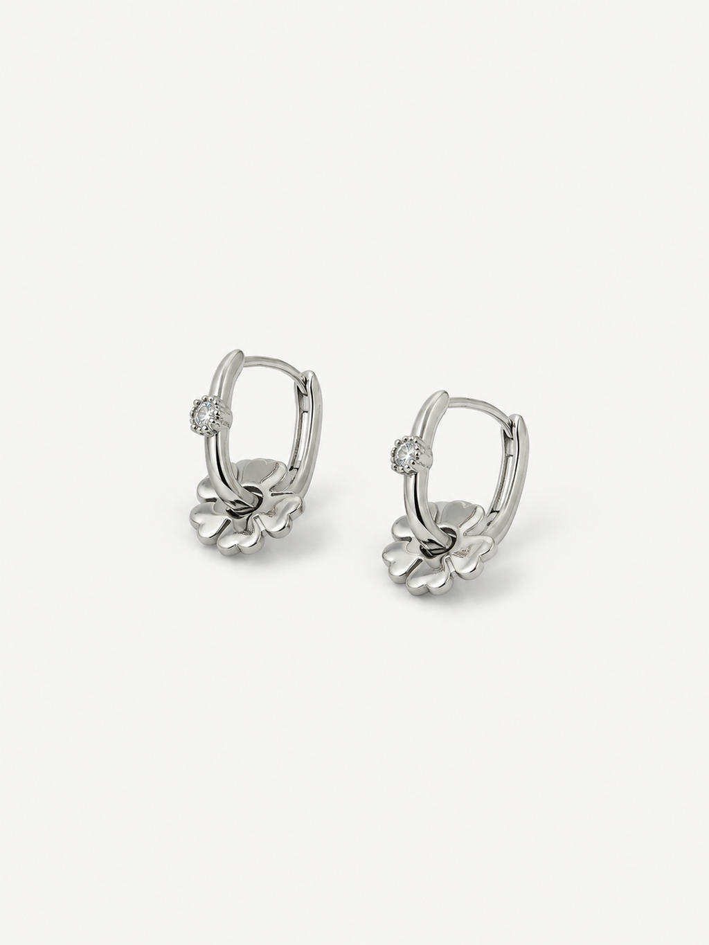 Yonca Charm Detaylı Küpe