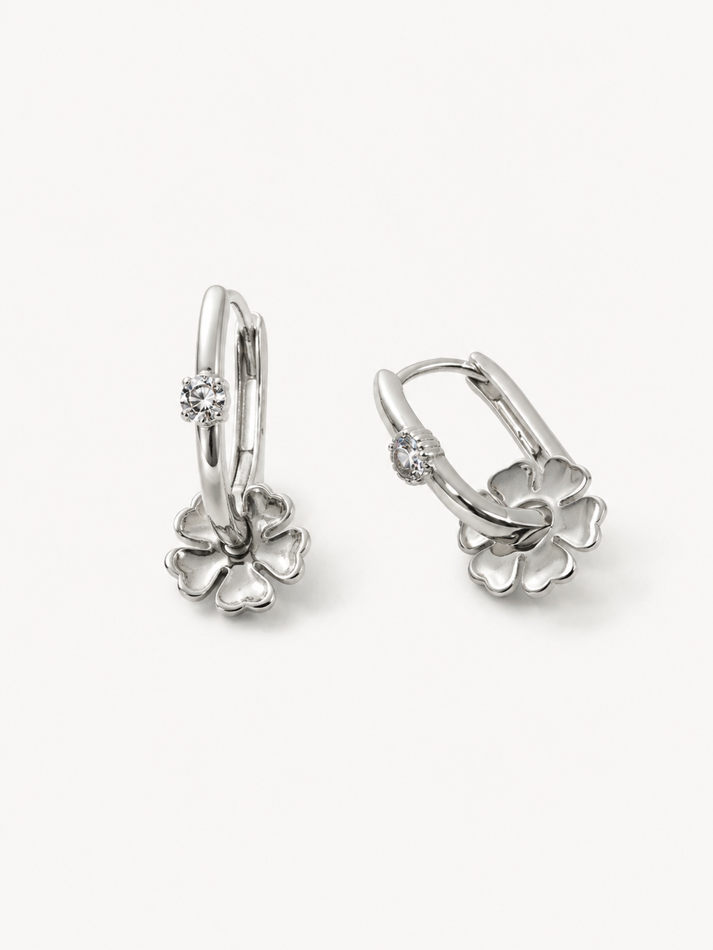Yonca Charm Detaylı Küpe