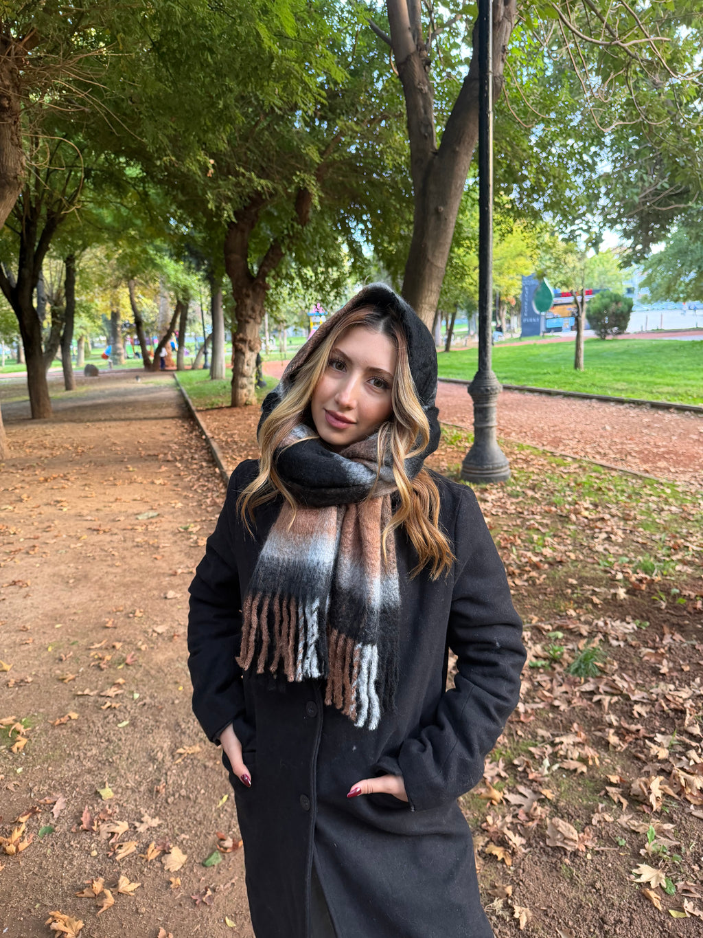 Kahve Tonlu Ekose Desenli Püsküllü Şal